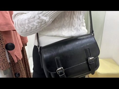 ❤️ Masturbasyon piblik nan jenn femèl FeralBerry ak yon gode nan sal la Fitting Fucking nan nou