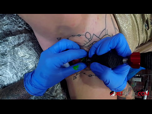 ❤️ Ekstrèmman tatoue hottie Sully Savage te fè yon tatoo sou klitoris li Fucking nan nou